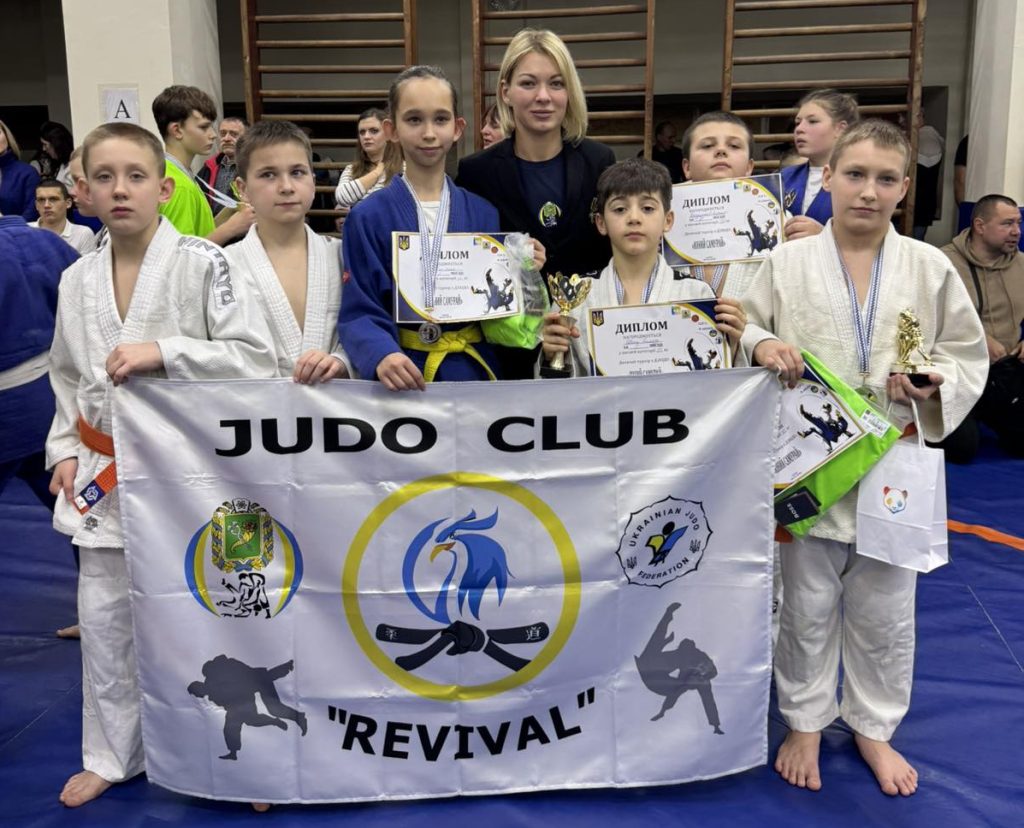 дитяче тренування дзюдо на татамі клуб REVIVAL